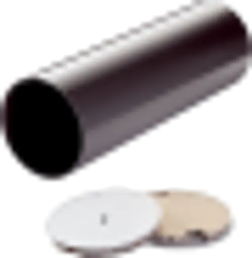 Runde, schwarze Metallrohrhülse von Wolf, daneben eine weiße und eine beige flache Fläche, auf einem neutralen Untergrund.